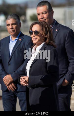 Sunland, Californie, États-Unis. 20th janvier 2023. Le vice-président KAMALA HARRIS écoute un orateur avant une visite à pied du terrain de propagation de Tujunga. Le terrain, qui fournit de l'eau au comté de Los Angeles, est actuellement en cours de modernisation pour améliorer sa capacité et son taux de percolation afin de l'aider à stocker l'eau de pluie. Les récents cours d'eau de pluie atmosphériques en Occident ont démontré qu'il faut faire plus pour capturer et stocker l'eau pendant les fluctuations de la sécheresse et des inondations provoquées par le changement climatique.(Credit image: © Brian Cahn/ZUMA Press Wire) USAGE ÉDITORIAL SEULEMENT! Non destiné au commercial USAG Banque D'Images