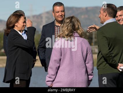 Sunland, Californie, États-Unis. 20th janvier 2023. Le vice-président KAMALA HARRIS lors d'une visite à pied du terrain d'épandage de Tujunga. Le terrain, qui fournit de l'eau au comté de Los Angeles, est actuellement en cours de modernisation pour améliorer sa capacité et son taux de percolation afin de l'aider à stocker l'eau de pluie. Les récents cours d'eau de pluie atmosphériques en Occident ont démontré qu'il faut faire plus pour capturer et stocker l'eau pendant les fluctuations de la sécheresse et des inondations provoquées par le changement climatique.(Credit image: © Brian Cahn/ZUMA Press Wire) USAGE ÉDITORIAL SEULEMENT! Non destiné À un usage commercial ! Banque D'Images