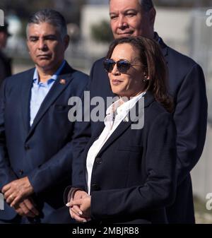 Sunland, Californie, États-Unis. 20th janvier 2023. Le vice-président KAMALA HARRIS écoute un orateur avant une visite à pied du terrain de propagation de Tujunga. Le terrain, qui fournit de l'eau au comté de Los Angeles, est actuellement en cours de modernisation pour améliorer sa capacité et son taux de percolation afin de l'aider à stocker l'eau de pluie. Les récents cours d'eau de pluie atmosphériques en Occident ont démontré qu'il faut faire plus pour capturer et stocker l'eau pendant les fluctuations de la sécheresse et des inondations provoquées par le changement climatique.(Credit image: © Brian Cahn/ZUMA Press Wire) USAGE ÉDITORIAL SEULEMENT! Non destiné au commercial USAG Banque D'Images