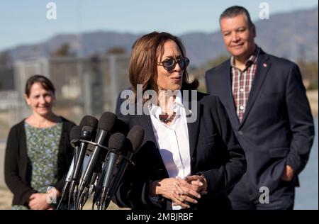 Sunland, Californie, États-Unis. 20th janvier 2023. Le vice-président KAMALA HARRIS parle avant une visite à pied du terrain d'épandage de Tujunga. Le terrain, qui fournit de l'eau au comté de Los Angeles, est actuellement en cours de modernisation pour améliorer sa capacité et son taux de percolation afin de l'aider à stocker l'eau de pluie. Les récents cours d'eau de pluie atmosphériques en Occident ont démontré qu'il faut faire plus pour capturer et stocker l'eau pendant les fluctuations de la sécheresse et des inondations provoquées par le changement climatique.(Credit image: © Brian Cahn/ZUMA Press Wire) USAGE ÉDITORIAL SEULEMENT! Non destiné À un usage commercial ! Banque D'Images