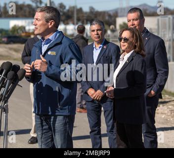 Sunland, Californie, États-Unis. 20th janvier 2023. Le vice-président KAMALA HARRIS écoute Wade CROWFOOT, secrétaire de l'Agence des ressources naturelles de Californie, avant une visite à pied du terrain d'épandage de Tujunga. Le terrain, qui fournit de l'eau au comté de Los Angeles, est actuellement en cours de modernisation pour améliorer sa capacité et son taux de percolation afin de l'aider à stocker l'eau de pluie. Les récents cours d'eau de pluie atmosphériques en Occident ont démontré qu'il faut faire plus pour capturer et stocker l'eau pendant les fluctuations de la sécheresse et des inondations provoquées par le changement climatique.(Credit image: © Brian Cahn/ZUM Banque D'Images