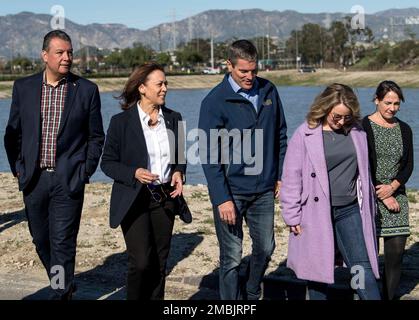 Sunland, Californie, États-Unis. 20th janvier 2023. Le vice-président KAMALA HARRIS lors d'une visite à pied du terrain d'épandage de Tujunga. Le terrain, qui fournit de l'eau au comté de Los Angeles, est actuellement en cours de modernisation pour améliorer sa capacité et son taux de percolation afin de l'aider à stocker l'eau de pluie. Les récents cours d'eau de pluie atmosphériques en Occident ont démontré qu'il faut faire plus pour capturer et stocker l'eau pendant les fluctuations de la sécheresse et des inondations provoquées par le changement climatique.(Credit image: © Brian Cahn/ZUMA Press Wire) USAGE ÉDITORIAL SEULEMENT! Non destiné À un usage commercial ! Banque D'Images