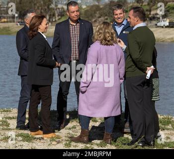 Sunland, Californie, États-Unis. 20th janvier 2023. Le vice-président KAMALA HARRIS lors d'une visite à pied du terrain d'épandage de Tujunga. Le terrain, qui fournit de l'eau au comté de Los Angeles, est actuellement en cours de modernisation pour améliorer sa capacité et son taux de percolation afin de l'aider à stocker l'eau de pluie. Les récents cours d'eau de pluie atmosphériques en Occident ont démontré qu'il faut faire plus pour capturer et stocker l'eau pendant les fluctuations de la sécheresse et des inondations provoquées par le changement climatique.(Credit image: © Brian Cahn/ZUMA Press Wire) USAGE ÉDITORIAL SEULEMENT! Non destiné À un usage commercial ! Banque D'Images