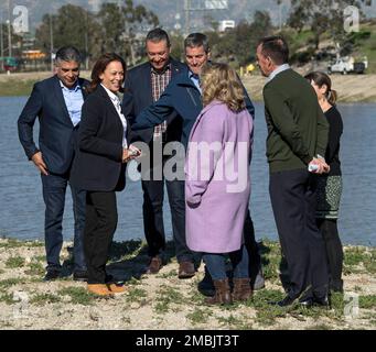 Sunland, Californie, États-Unis. 20th janvier 2023. Le vice-président KAMALA HARRIS lors d'une visite à pied du terrain d'épandage de Tujunga. Le terrain, qui fournit de l'eau au comté de Los Angeles, est actuellement en cours de modernisation pour améliorer sa capacité et son taux de percolation afin de l'aider à stocker l'eau de pluie. Les récents cours d'eau de pluie atmosphériques en Occident ont démontré qu'il faut faire plus pour capturer et stocker l'eau pendant les fluctuations de la sécheresse et des inondations provoquées par le changement climatique.(Credit image: © Brian Cahn/ZUMA Press Wire) USAGE ÉDITORIAL SEULEMENT! Non destiné À un usage commercial ! Banque D'Images