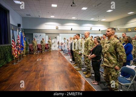 Des aviateurs de l'aile de soutien au combat 501st et des participants chantent la chanson de la Force aérienne à la fin d'une cérémonie de changement de commandement à la RAF Broughton, en Angleterre, au 16 juin 2022. Au cours de la cérémonie, le Maj. Thomas W. Uhl a cédé le commandement de l'escadron 422d des forces de sécurité au Maj. Kendall P. Benton. Banque D'Images