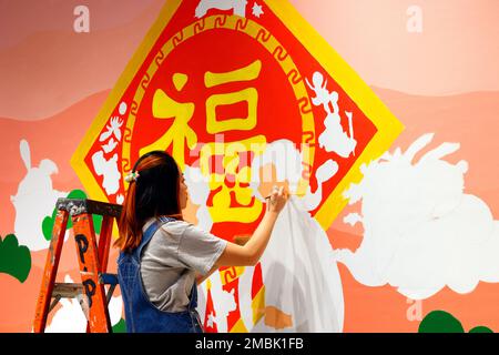 L'artiste Helen So travaille sur un tableau du nouvel an lunaire au marché Essex à New York, 17 janvier 2023. Les caractéristiques de peinture ...(voir plus de détails) Banque D'Images