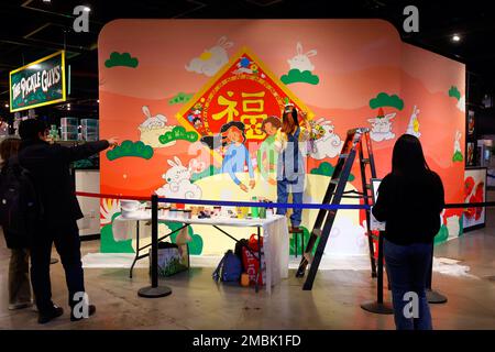 L'artiste Helen So travaille sur un tableau du nouvel an lunaire au marché Essex à New York, 20 janvier 2023. Les caractéristiques de peinture ...(voir plus de détails) Banque D'Images