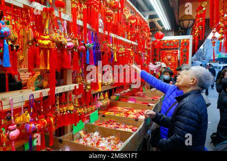 Un couple chinois plus âgé achète des pompons et des décorations du nouvel an lunaire dans une boutique de Manhattan Chinatown, New York, le 20 janvier 2023. Banque D'Images