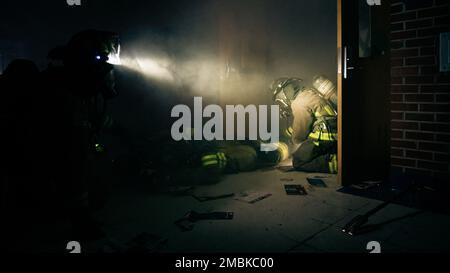 ÉTATS-UNIS Des aviateurs de l'escadron du génie civil 325th et des pompiers de Panama City Beach ont extrait un pompier abattu pendant l'entraînement à Panama City, Floride, 16 juin 2022. Les pompiers ont une faible chance de survie lorsqu'un appel de détresse se produit en réponse à un pompier en panne, par conséquent, la formation travaille pour minimiser la perte de vie dans des situations extrêmes. Banque D'Images