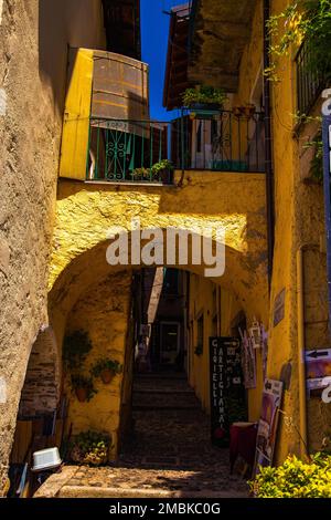 Vue aérienne d'Isola Superiore, ou Isola dei Pescatori ou l'île des pêcheurs dans l'archipel des îles Borromées dans le lac majeur, en Italie Banque D'Images