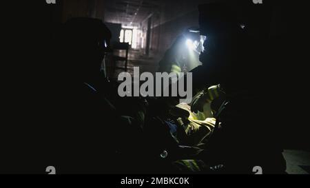 Les pompiers des pompiers de Callaway et de Springfield ont sécurisé un pompier abattu pendant la formation à Panama City, Floride, 16 juin 2022. Les services d'incendie du comté de Bay, ainsi que la base aérienne de Tyndall et l'activité de soutien naval de Panama City, ont validé de nouvelles procédures et techniques pour le sauvetage d'un pompier en détresse. Banque D'Images