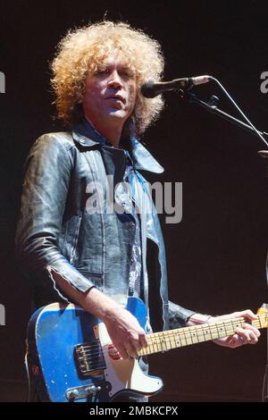 Madrid, Espagne. 20th janvier 2023. Le chanteur Ovidi Tormo du groupe Los Zigarros se produit sur scène au festival Inverfest 2023 au WizCenter de Madrid. Crédit : SOPA Images Limited/Alamy Live News Banque D'Images