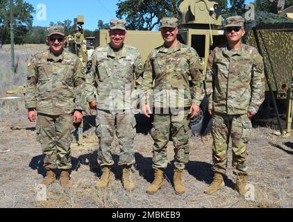 Les soldats de signal, le PVT Dylan Badolato, le SPC Jesse Simpson, le Sgt Clark Simpson, et le PFC Brandon Ingram, Un bataillon de signal de la Compagnie 98th, se sont rendus à fort Hunter Liggett, ca. Soutenir le Grecian Firebolt, tout au long de l'exercice d'entraînement de soutien au combat 91-22-01, au cours du mois de juin 2022. Fort Hunter Liggett est un fort qui est principalement utilisé comme une installation d'entraînement, et organise des exercices comme CSTX, où des milliers de soldats dans l'ensemble des États-Unis viennent pour exécuter leur service obligatoire de deux semaines. Banque D'Images