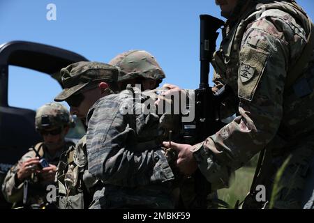 Des soldats affectés à la Compagnie Delta, 1st Bataillon, 112th Aviation Regiment, Garde nationale de l'Armée du Dakota du Nord, participent à un exercice d'entraînement au cours de l'exercice d'entraînement au Coyote doré au Camp Rapid, Dakota du Sud, 16 juin 2022. Golden Coyote est un exercice d'entraînement en trois phases, basé sur des scénarios, qui se déroule dans les Black Hills du Dakota du Sud et du Wyoming, qui permet aux commandants de se concentrer sur les exigences essentielles de la mission, les tâches des guerriers et les exercices de combat. Banque D'Images