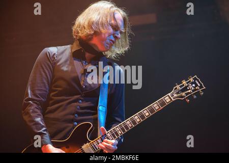 Madrid, Espagne. 20th janvier 2023. Le guitariste Alvaro Tormo du groupe Los Zigarros se produit sur scène au festival Inverfest 2023 au WizCenter de Madrid. (Photo par Atilano Garcia/SOPA Images/Sipa USA) crédit: SIPA USA/Alay Live News Banque D'Images
