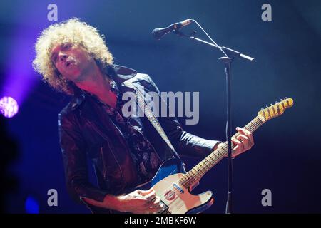 Madrid, Espagne. 20th janvier 2023. Le chanteur Ovidi Tormo du groupe Los Zigarros se produit sur scène au festival Inverfest 2023 au WizCenter de Madrid. (Photo par Atilano Garcia/SOPA Images/Sipa USA) crédit: SIPA USA/Alay Live News Banque D'Images
