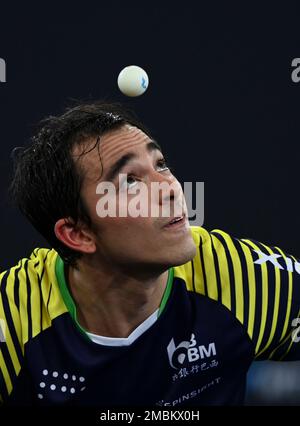 Doha, Qatar. 20th janvier 2023. Hugo Calderano sert pendant le match semi-fin des hommes entre Xiang Peng de Chine et Hugo Calderano du Brésil au concours WTT Doha 2023 à Doha, Qatar, le 20 janvier 2023. Credit: Nikku/Xinhua/Alay Live News Banque D'Images