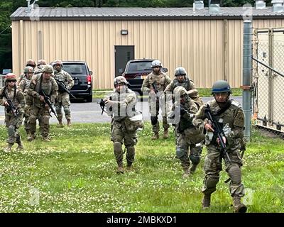 Diverses unités s'entraînent au Centre de formation en simulation médicale de fort dix (MSCT) pendant leur cours de combat Gareautrain. Les médecins de combat de l'armée jouent un rôle essentiel en appliquant les premiers soins et les soins traumatiques aux soldats blessés simulés, mais dans certaines situations, la première personne à aider n'est pas toujours une médic certifiée. Le cours est destiné à fournir une étape intermédiaire entre le soutien de base de style copain enseigné à chaque soldat, et les compétences avancées de soutien de la vie. (Photos prises par le centre de soutien à la formation de fort dix [TSC]) Banque D'Images