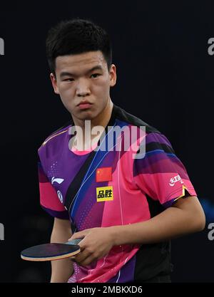 Doha, Qatar. 20th janvier 2023. Xiang Peng réagit pendant le match semi-fin des hommes entre Xiang Peng de Chine et Hugo Calderano du Brésil au concours WTT Doha 2023 à Doha, Qatar, le 20 janvier 2023. Credit: Nikku/Xinhua/Alay Live News Banque D'Images