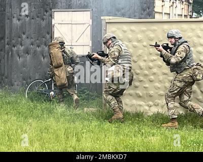 Diverses unités s'entraînent au Centre de formation en simulation médicale de fort dix (MSCT) pendant leur cours de combat Gareautrain. Les médecins de combat de l'armée jouent un rôle essentiel en appliquant les premiers soins et les soins traumatiques aux soldats blessés simulés, mais dans certaines situations, la première personne à aider n'est pas toujours une médic certifiée. Le cours est destiné à fournir une étape intermédiaire entre le soutien de base de style copain enseigné à chaque soldat, et les compétences avancées de soutien de la vie. (Photos prises par le centre de soutien à la formation de fort dix [TSC]) Banque D'Images