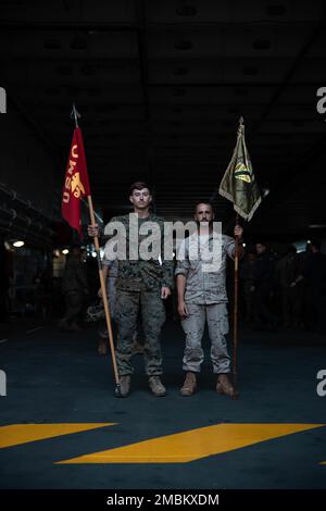 Curtis Kwentus, un chef d'escouade du 1er bataillon, du 8e régiment de Marines, de la 2e division des Marines, et une Infanteria de Marinas avec le groupe tactique Wolf pose pour une photo pendant le FLOTEX-22 espagnol à bord du Juan Carlos I près de Rota, Espagne, le 16 juin 2022. Cet exercice comprend des actions tactiques à terre, combinées à une formation et à une planification conjointes, visant à accroître l'interopérabilité bilatérale globale entre les Nations. 1/8, FLOTEX-22, formation conjointe, Rota espagne, Banque D'Images
