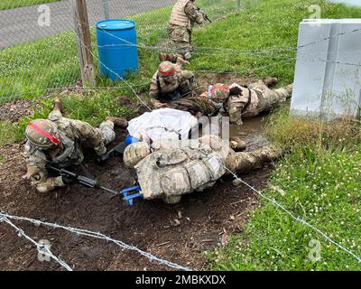 Diverses unités s'entraînent au Centre de formation en simulation médicale de fort dix (MSCT) pendant leur cours de combat Gareautrain. Les médecins de combat de l'armée jouent un rôle essentiel en appliquant les premiers soins et les soins traumatiques aux soldats blessés simulés, mais dans certaines situations, la première personne à aider n'est pas toujours une médic certifiée. Le cours est destiné à fournir une étape intermédiaire entre le soutien de base de style copain enseigné à chaque soldat, et les compétences avancées de soutien de la vie. (Photos prises par le centre de soutien à la formation de fort dix [TSC]) Banque D'Images