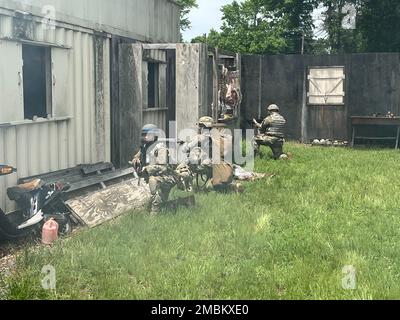 Diverses unités s'entraînent au Centre de formation en simulation médicale de fort dix (MSCT) pendant leur cours de combat Gareautrain. Les médecins de combat de l'armée jouent un rôle essentiel en appliquant les premiers soins et les soins traumatiques aux soldats blessés simulés, mais dans certaines situations, la première personne à aider n'est pas toujours une médic certifiée. Le cours est destiné à fournir une étape intermédiaire entre le soutien de base de style copain enseigné à chaque soldat, et les compétences avancées de soutien de la vie. (Photos prises par le centre de soutien à la formation de fort dix [TSC]) Banque D'Images