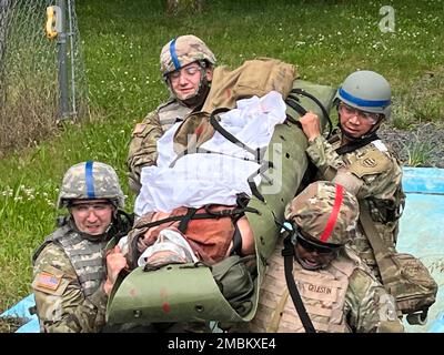 Diverses unités s'entraînent au Centre de formation en simulation médicale de fort dix (MSCT) pendant leur cours de combat Gareautrain. Les médecins de combat de l'armée jouent un rôle essentiel en appliquant les premiers soins et les soins traumatiques aux soldats blessés simulés, mais dans certaines situations, la première personne à aider n'est pas toujours une médic certifiée. Le cours est destiné à fournir une étape intermédiaire entre le soutien de base de style copain enseigné à chaque soldat, et les compétences avancées de soutien de la vie. (Photos prises par le centre de soutien à la formation de fort dix [TSC]) Banque D'Images