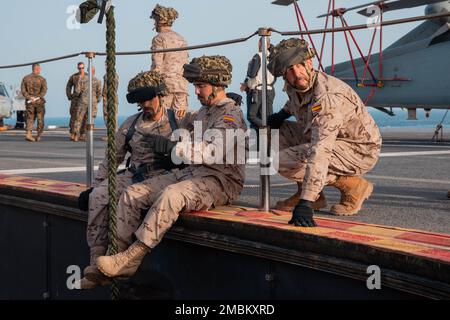 Infanteria de Marinas avec Tactical Group Wolf effectue des exercices de cordage rapide pendant le FLOTEX-22 espagnol à bord du Juan Carlos I près de Rota, Espagne, le 16 juin 2022. Cet exercice comprend des actions tactiques à terre, combinées à une formation et à une planification conjointes, visant à accroître l'interopérabilité bilatérale globale entre les Nations. 1/8, FLOTEX-22, formation conjointe, Rota espagne, Banque D'Images