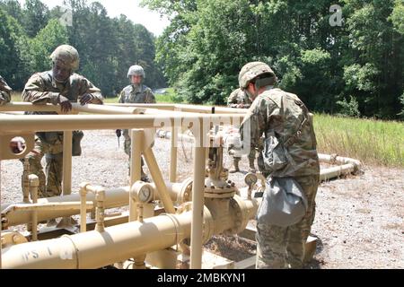 Le PFC Anthony Davis, un spécialiste de l'approvisionnement en pétrole (92F) de la compagnie Quartermaster 1018th, se prépare à diriger le « cog », un objet en caoutchouc, à travers un pipeline de combustible pendant l'exercice de logistique liquide Quartermaster (QLLEX) à fort Pickett, en Virginie, qui a couru de 12 juin à 26 juin 2022, Supervisé par les instructeurs du 80th Training Command (TASS). L'exercice de deux semaines a permis aux soldats d'obtenir une formation pratique sur l'équipement qu'ils utiliseraient lorsqu'ils étaient déployés, y compris le système de distribution de pétrole dans les eaux intérieures, ou IPDS, qui est un système de stockage de carburant en vrac et de pipeline conçu pour être déplacé Banque D'Images