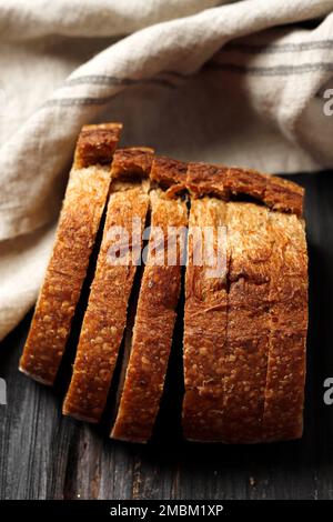 Tranche de pain rustique en croûte sur une table en bois Banque D'Images