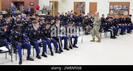 ÉTATS-UNIS Le Sgt. Du Commandement de l'armée, le Maj. Robert Szymaszek, 2nd, équipe de combat de la Brigade Stryker, 7th, Division d'infanterie, s'adresse aux escadrons en compétition avant l'évaluation du conseil pour la compétition de la meilleure escouade du corps I, 16 juin 2022, à la base interarmées Lewis-McChord, Washington. Onze escadrons ont participé pendant cinq jours de compétition à des événements, notamment des épreuves de tir, des tests de condition physique, des exercices sur le terrain, des cours d'obstacles, une marche de ruck et un comité d'examen. Banque D'Images