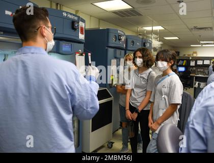 Des étudiants et des professeurs du programme « Summer Accelerator » des écoles du comté d'Onslow ont visité le NCCL plusieurs fois tout au long du mois de juin. Le Lieutenant Adam Rondina, coordonnateur DU STEM du NCCL, a organisé une visite des différentes zones du Centre médical pour aider à harmoniser les initiatives du programme avec leur visite. Le programme de l'EEC met l'accent sur l'introduction de métiers aux élèves de huitième année en pleine croissance dans les domaines de la construction, des sciences de la santé, de l'alimentation, de l'accueil et de l'agriculture. Les étudiants ont reçu des démonstrations pratiques et des discussions avec le personnel de notre laboratoire Banque D'Images