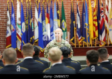 ÉTATS-UNIS Le Sgt. Du Commandement de l'armée, le Maj. Robert Szymaszek, 2nd, équipe de combat de la Brigade Stryker, 7th, Division d'infanterie, s'adresse aux escadrons en compétition avant l'évaluation du conseil pour la compétition de la meilleure escouade du corps I, 16 juin 2022, à la base interarmées Lewis-McChord, Washington. Onze escadrons ont participé pendant cinq jours de compétition à des événements, notamment des épreuves de tir, des tests de condition physique, des exercices sur le terrain, des cours d'obstacles, une marche de ruck et un comité d'examen. Banque D'Images