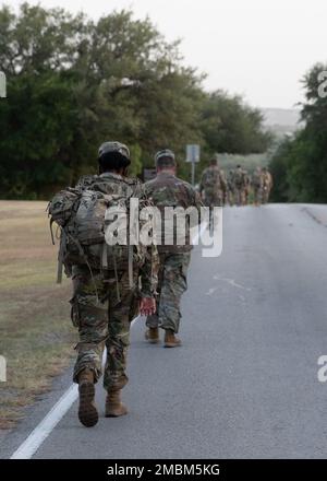 AUSTIN, Texas — vingt-deux soldats, officiers non commissionnés et chefs du quartier général et du bataillon du quartier général de la Division d’infanterie de 36th ont assisté à une épreuve de Ruck Out of Darkness au cours de la 16 juin 2022 annuelle d’entraînement, au Camp Mabry, à Austin, au Texas. Organisé par l’équipe du ministère de l’unité du bataillon, l’aumônier Angel Newhart et le Sgt. Jason Mackey, chefs du bataillon, du quartier général de la division, du département militaire du Texas et des maîtres formateurs en résilience, se sont réunis pour partager de nouvelles ressources, des histoires, des encouragements et un soutien à tous les niveaux afin de soutenir la prévention du suicide Banque D'Images