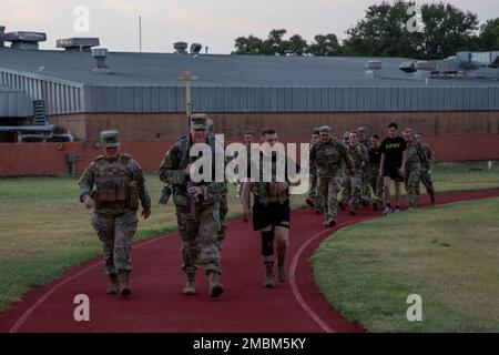 AUSTIN, Texas — vingt-deux soldats, officiers non commissionnés et chefs du quartier général et du bataillon du quartier général de la Division d’infanterie de 36th ont assisté à une épreuve de Ruck Out of Darkness au cours de la 16 juin 2022 annuelle d’entraînement, au Camp Mabry, à Austin, au Texas. Organisé par l’équipe du ministère de l’unité du bataillon, l’aumônier Angel Newhart et le Sgt. Jason Mackey, chefs du bataillon, du quartier général de la division, du département militaire du Texas et des maîtres formateurs en résilience, se sont réunis pour partager de nouvelles ressources, des histoires, des encouragements et un soutien à tous les niveaux afin de soutenir la prévention du suicide Banque D'Images