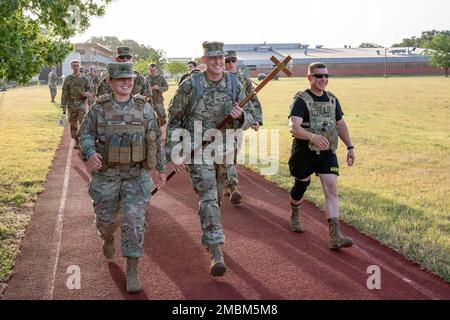 AUSTIN, Texas — vingt-deux soldats, officiers non commissionnés et chefs du quartier général et du bataillon du quartier général de la Division d’infanterie de 36th ont assisté à une épreuve de Ruck Out of Darkness au cours de la 16 juin 2022 annuelle d’entraînement, au Camp Mabry, à Austin, au Texas. Organisé par l’équipe du ministère de l’unité du bataillon, l’aumônier Angel Newhart et le Sgt. Jason Mackey, chefs du bataillon, du quartier général de la division, du département militaire du Texas et des maîtres formateurs en résilience, se sont réunis pour partager de nouvelles ressources, des histoires, des encouragements et un soutien à tous les niveaux afin de soutenir la prévention du suicide Banque D'Images