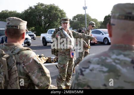 AUSTIN, Texas — vingt-deux soldats, officiers non commissionnés et chefs du quartier général et du bataillon du quartier général de la Division d’infanterie de 36th ont assisté à une épreuve de Ruck Out of Darkness au cours de la 16 juin 2022 annuelle d’entraînement, au Camp Mabry, à Austin, au Texas. Organisé par l’équipe du ministère de l’unité du bataillon, l’aumônier Angel Newhart et le Sgt. Jason Mackey, chefs du bataillon, du quartier général de la division, du département militaire du Texas et des maîtres formateurs en résilience, se sont réunis pour partager de nouvelles ressources, des histoires, des encouragements et un soutien à tous les niveaux afin de soutenir la prévention du suicide Banque D'Images