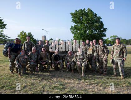 AUSTIN, Texas — vingt-deux soldats, officiers non commissionnés et chefs du quartier général et du bataillon du quartier général de la Division d’infanterie de 36th ont assisté à une épreuve de Ruck Out of Darkness au cours de la 16 juin 2022 annuelle d’entraînement, au Camp Mabry, à Austin, au Texas. Organisé par l’équipe du ministère de l’unité du bataillon, l’aumônier Angel Newhart et le Sgt. Jason Mackey, chefs du bataillon, du quartier général de la division, du département militaire du Texas et des maîtres formateurs en résilience, se sont réunis pour partager de nouvelles ressources, des histoires, des encouragements et un soutien à tous les niveaux afin de soutenir la prévention du suicide Banque D'Images