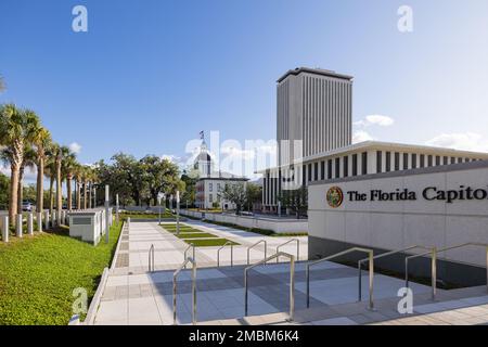 Tallahassee, Floride, États-Unis - 18 avril 2022: L'ancien et le nouveau Capitole de l'État de Floride et le bâtiment de bureau de la maison de Floride Banque D'Images