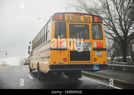 École jaune bus école pour enfants Banque D'Images