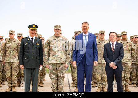 Roi Philippe de Belgique, États-Unis Le capitaine de l'armée Royce Woodward, le président roumain Klaus Iohannis et les États-Unis Ambassade Bucharest Vice-chef de mission Shane Dixon, posez pour une photo avec des soldats affectés aux États-Unis Armée V corps à la base aérienne de Mihail Kogalniceanu, Roumanie, 17 juin 2022. États-Unis La présence et l'engagement de l'armée à l'égard de la défense de nos alliés sont d'importants symboles d'assurance et de dissuasion contre des adversaires potentiels. Banque D'Images