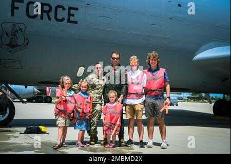 Le lieutenant-colonel Karl Duerk, pilote de l'escadre de ravitaillement en vol 155th, pose avec sa famille après le vol fini, 17 juin 2022, à la base aérienne de Lincoln, ONÉ. Duerk a eu 3 500 heures de vol au cours de sa carrière militaire. Banque D'Images