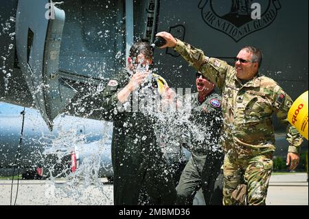 Le lieutenant-colonel Karl Duerk, pilote de l'escadre de ravitaillement en vol 155th, célèbre après son vol fini, 17 juin 2022, à la base aérienne de Lincoln, ONÉ. Duerk a eu 3 500 heures de vol au cours de sa carrière militaire. Banque D'Images