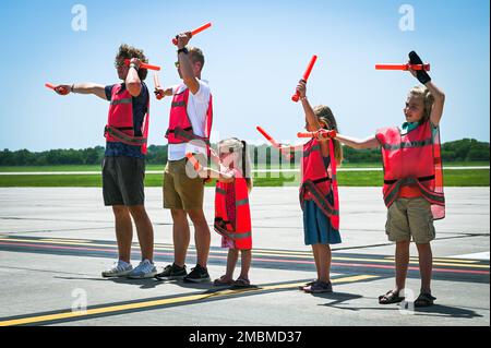 Les enfants du lieutenant-colonel Karl Duerk aident à signaler le stationnement du jet, 17 juin 2022, lors de son vol fini à la base aérienne de Lincoln, ONÉ. Duerk a eu 3 500 heures de vol au cours de sa carrière militaire. Banque D'Images