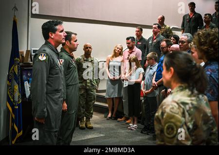 Le lieutenant-colonel Karl Duerk’s, pilote de l’escadre de ravitaillement en vol 155th, est à l’attention du colonel à la retraite Mark Hopson, 17 juin 2022, lors d’une cérémonie de retraite à la base aérienne de Lincoln, ONÉ. Duerk a eu 3 500 heures de vol au cours de sa carrière militaire. Banque D'Images