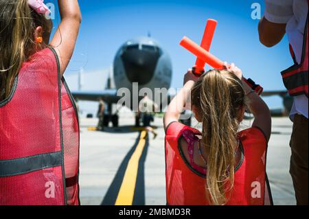 Les enfants du lieutenant-colonel Karl Duerk aident à signaler le stationnement du jet, 17 juin 2022, lors de son vol fini à la base aérienne de Lincoln, ONÉ. Duerk a eu 3 500 heures de vol au cours de sa carrière militaire. Banque D'Images