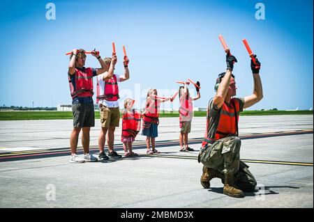 Le Sgt technique Caleb McLeod, chef d’équipage de l’escadre de ravitaillement aérien de 155th, aide à montrer des signaux pour stationner un avion, 17 juin 2022, pendant le vol fini du lieutenant-colonel Karl Duerk à la base aérienne de Lincoln, ONÉ. Duerk a eu 3 500 heures de vol au cours de sa carrière militaire. Banque D'Images