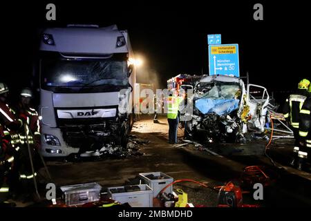 20 janvier 2023, Bavière, Weißensberg: La police et les pompiers sont en service sur les lieux d'un accident le B31. Deux personnes sont mortes lors d'une collision frontale sur le B31 près de Weißensberg dans le district de Lindau (lac de Constance). Vendredi soir, un homme de 40 ans avait afflué en sens inverse avec sa camionnette pour des raisons qui n'ont pas encore été expliquées et s'est écrasé à bord d'une remorque-tracteur venant en sens inverse, selon la police. Lui et son passager de 38 ans ont été mortellement blessés. Photo: Davor Knappmeyer/Davor Knappmeyer/dpa crédit: dpa Picture Alliance/Alay Live News Banque D'Images