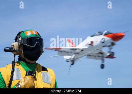 Aviation Boatswain's Mate (Equipment) 1st classe Gabriel Cooper, de Stone Mountain, Géorgie, affecté au département aérien de l'USS Gerald R. Ford (CVN 78), se tient comme l'officier de l'équipement d'arrêt comme un T-45C Goshawk, attaché à l'escadre d'entraînement aérien 1, approche du pont de vol, 17 juin 2022. Ford est en cours dans l'océan Atlantique en menant des qualifications de transporteur en chef du Commandement de l'instruction aérienne navale (CNATRA). Banque D'Images